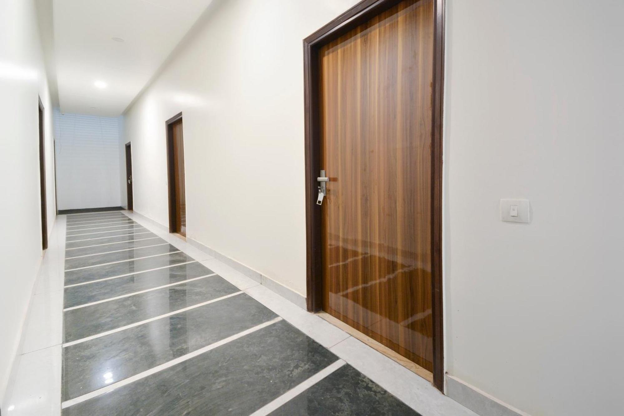 Hotel O White Solitaire Ludhiana Bagian luar foto